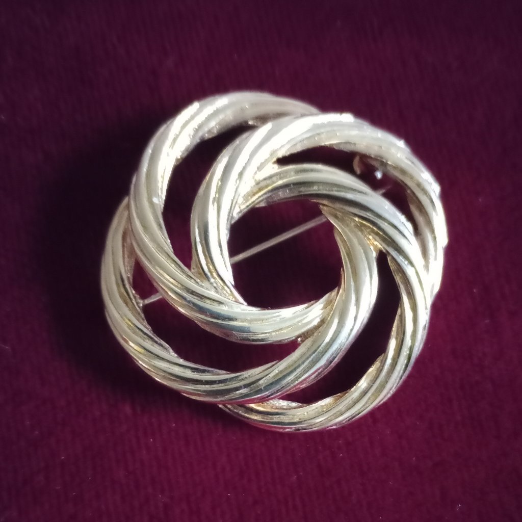 Interlocking Circle Cable Knot Goldtone Pin 18$